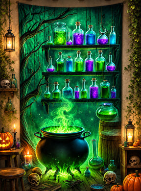 Vor leuchtenden Regalen voller Zaubertränke ist ein schwarzes, waschbares „UV Hexenkessel“-Wandbild (100 x 185 cm) zu sehen, über dem grüner Rauch aufwirbelt – so entsteht eine zauberhafte Halloween-Dekoration mit Kürbissen, Totenköpfen und Fläschchen. Der lebhafte UV-Effekt erweckt das waschbare Wandbild zum Leben und verleiht ihm einen wahrhaft bezaubernden Charme.