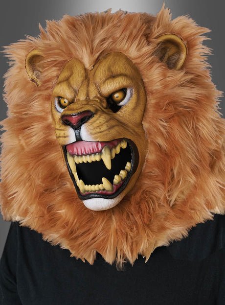 Eine Person, die die „Löwe Maske Ani Motion“ mit beweglichem Maul trägt – die sich durch ein realistisches Löwendesign mit entblößten Zähnen und Mähne auszeichnet –, ist in ein schlichtes schwarzes Hemd gekleidet und steht vor einem neutralen Hintergrund. Diese Maske verfügt über die Ani-Motion-Technologie für dynamische und lebensechte Gesichtsausdrücke.