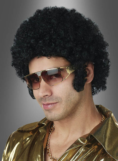 Ein Mann mit einer Afro-Perücke im Stil der 70er Jahre mit Koteletten, einer goldenen Sonnenbrille, einem goldenen Hemd und einer goldenen Halskette verkörpert den kühnen Geist dieser Ära, während er in diesem auffälligen Disco-Outfit vor einem grauen Hintergrund mit Farbverlauf posiert.