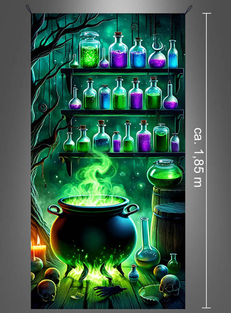 Schaffen Sie eine bezaubernde Atmosphäre mit dem „UV Hexenkessel Wandbild 100 x 185 cm, waschbar“ – einem zauberhaften Hochformat-Wandbild mit einer Illustration einer Hexenküche, komplett mit leuchtenden Flaschen, einem brodelnden Hexenkessel, Regalen, Kerzen, Totenköpfen und einem knorrigen Baum. Dieses etwa 1,85 Meter hohe und maschinenwaschbare Halloween-Dekostück besticht durch einen bezaubernden UV-Effekt, der für einen besonders magischen Touch sorgt.