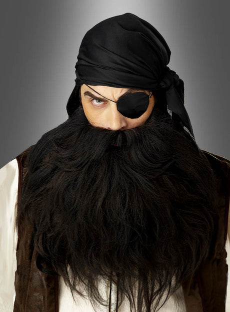 Eine Person in einem Piratenkostüm mit schwarzem Bandana, dem schwarzen Vollbart für Piraten und einer schwarzen Augenklappe, die vor einem grauen Hintergrund nach vorne blickt.