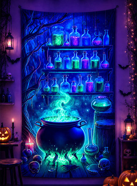 In einem schwach beleuchteten Raum im Halloween-Stil steht ein leuchtender Kessel mit grünem Dampf unter Regalen voller bunter Zaubertrankflaschen und sorgt so für die perfekte Halloween-Dekoration. Abgerundet wird das Bild durch das waschbare UV-Wandbild „Hexenkessel“ (100 x 185 cm) und seinen unheimlichen UV-Effekt, der jedes Detail zum Leuchten bringt.