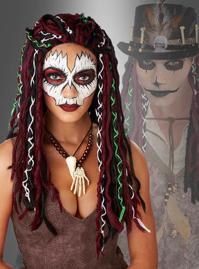 Eine Person mit einer Totenkopf-Gesichtsbemalung trägt die Rasta-Perücke für Voodoo-Kostüme in auffälligen Rot-, Schwarz-, Grün- und Weißtönen – ideal für Halloween oder eine Voodoo-Kostümparty – und rundet ihren Look mit einer Perlenkette mit einem Knochenanhänger ab; im Hintergrund ist eine schemenhafte Gestalt zu sehen, die einen Kostümhut und Gesichtsbemalung trägt.