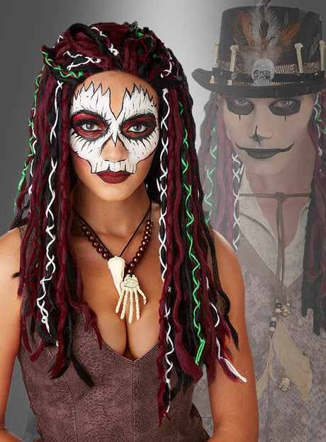 Eine Person mit einer Totenkopf-Gesichtsbemalung trägt die Rasta-Perücke für Voodoo-Kostüme in auffälligen Rot-, Schwarz-, Grün- und Weißtönen – ideal für Halloween oder eine Voodoo-Kostümparty – und rundet ihren Look mit einer Perlenkette mit einem Knochenanhänger ab; im Hintergrund ist eine schemenhafte Gestalt zu sehen, die einen Kostümhut und Gesichtsbemalung trägt.