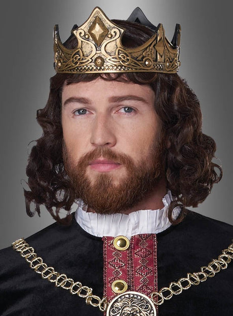 Ein Mann mit lockigem braunem Haar und Bart trägt die „Renaissance König“-Perücke zusammen mit einer goldenen Krone, einem schwarz-roten Gewand im mittelalterlichen Stil und einer Zierkette vor einem grauen Hintergrund und präsentiert so historische Kostüme.