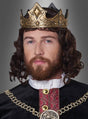 Ein Mann mit lockigem braunem Haar und Bart trägt die „Renaissance König“-Perücke zusammen mit einer goldenen Krone, einem schwarz-roten Gewand im mittelalterlichen Stil und einer Zierkette vor einem grauen Hintergrund und präsentiert so historische Kostüme.