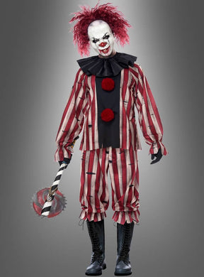 Eine Person, die das „Gruseliges Albtraum“-Clownkostüm XXL trägt – mit roten und weißen Streifen, einer roten Perücke, weißer Gesichtsbemalung, schwarzen Stiefeln und einer Requisiten-Axt in der Hand –, steht vor einem grauen Hintergrund. Damit ist dieses Kostüm die ideale Wahl für alle, die auf der Suche nach einem bösen Albtraum oder einem auffälligen Horror-Clownkostüm sind.