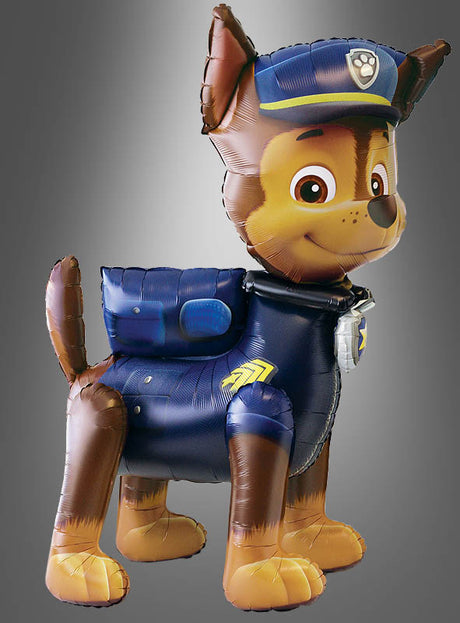 Ein „Paw Patrol Chase AirWalker“-Folienballon (93 x 137 cm) mit Chase – dem beliebten braunen Hund in blauer Polizeiuniform aus der Zeichentrickserie „PAW Patrol“ – vor grauem Hintergrund. Dieser Heliumballon ist die perfekte Partydekoration für jede Feier.