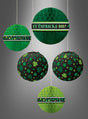 Fünf grüne und schwarze Papiergirlanden mit Kleeblattmotiven und der Aufschrift „St. Patrick’s Day!“ sind vor einem grauen Hintergrund angeordnet – dieses Lampions-Dekoset zum St. Patrick’s Day (21–29 cm) ist die perfekte festliche Dekoration für Ihre St. Patrick’s Day-Feier.