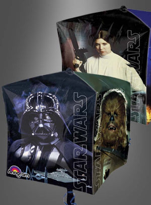 Der Star Wars-Folienballon „Würfel“ (38 x 38 cm) besticht durch auffällige Motive von Prinzessin Leia, Darth Vader und Chewbacca sowie das ikonische Star Wars-Logo auf jeder Seite. Dieser beeindruckende würfelförmige Ballon ist die perfekte Ergänzung für jede Fan-Feier.