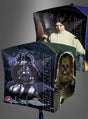 Der Star Wars-Folienballon „Würfel“ (38 x 38 cm) besticht durch auffällige Motive von Prinzessin Leia, Darth Vader und Chewbacca sowie das ikonische Star Wars-Logo auf jeder Seite. Dieser beeindruckende würfelförmige Ballon ist die perfekte Ergänzung für jede Fan-Feier.