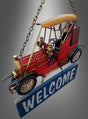 Das dekorative Schild „20er Jahre Türschild Oldtimer Willkommen 30 cm“ zeigt ein rotes Oldtimer-Modell im Vintage-Stil mit einem an Ketten aufgehängten „WELCOME“-Schild vor einem grauen Farbverlaufshintergrund – ideal als Vintage-Oldtimer-Blechschild, um Ihre 20er-Jahre-Partydekoration aufzuwerten.