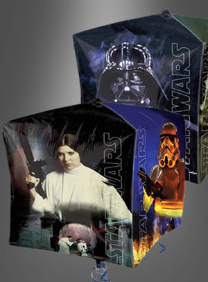 Zwei Hängelaternen mit Star-Wars-Figuren – Darth Vader, Prinzessin Leia mit einem Blaster in der Hand und ein Sturmtruppler – heben sich deutlich von einem dunklen Hintergrund mit Farbverlauf ab. Sie eignen sich perfekt als einzigartige Dekoration für jeden Fan und lassen sich wunderbar mit dem Star-Wars-Folienballon „Würfel“ (38 × 38 cm) kombinieren, um die thematische Atmosphäre zu vervollständigen.