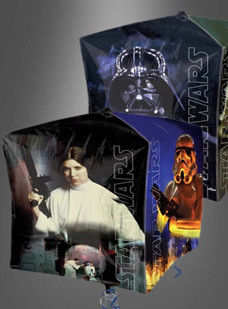 Zwei Hängelaternen mit Star-Wars-Figuren – Darth Vader, Prinzessin Leia mit einem Blaster in der Hand und ein Sturmtruppler – heben sich deutlich von einem dunklen Hintergrund mit Farbverlauf ab. Sie eignen sich perfekt als einzigartige Dekoration für jeden Fan und lassen sich wunderbar mit dem Star-Wars-Folienballon „Würfel“ (38 × 38 cm) kombinieren, um die thematische Atmosphäre zu vervollständigen.