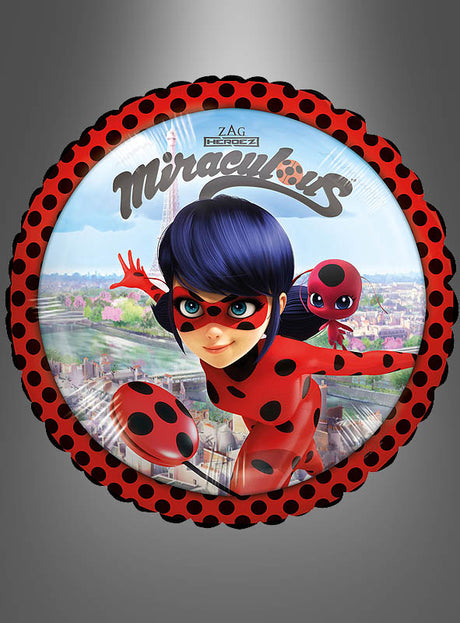 Der „Miraculous“-Folienballon (rund, 43 cm) zeigt Ladybug aus der Serie „Miraculous“ zusammen mit einem kleinen roten Wesen vor einer Pariser Kulisse und dem „Miraculous“-Logo oben – ideal für jeden Kindergeburtstag zum Thema Ladybug.