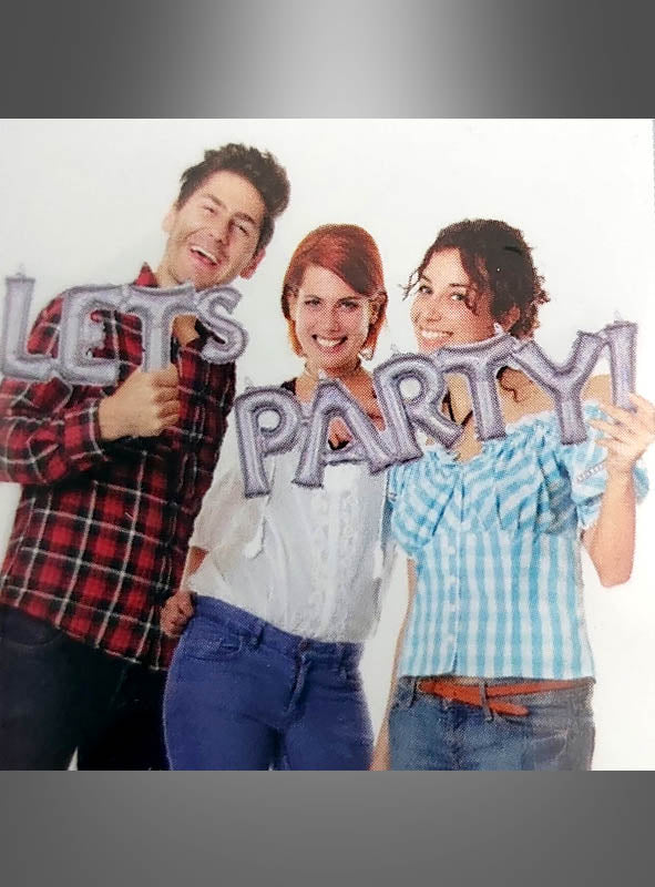 Drei lächelnde Personen halten Schilder mit der Aufschrift „LET’S PARTY!“ in die Höhe und posieren fröhlich vor einem schlichten weißen Hintergrund, umgeben von lebhafter Partydekoration und dem auffälligen Folienballon „Let’s Party“ mit Glitzer-Schriftzug (136 x 22 cm), der der Feier einen funkelnden Hauch von Spannung verleiht.