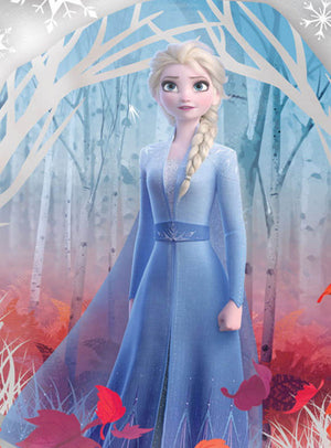 Eine zauberhafte Figur in einem wallenden blauen Kleid steht inmitten kahler Bäume und purpurroter Blätter und erinnert an die bezaubernden Motive der „Orbz Luftballon Eiskönigin“-Dekoration (40 cm).