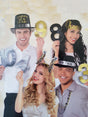 Vier Personen mit festlichen Hüten, die die „Fotobox Zahlen“ in Gold und Silber (Silvester-Zahlen) in den Händen halten und mit einem Lächeln und Dekorationen vor einem hellen Hintergrund Silvester feiern – perfekt, um mit diesem lustigen Party-Accessoire stilvolle Erinnerungen festzuhalten.