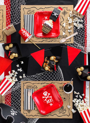 Verleihen Sie Ihrer nächsten Piratenparty mit unseren Tischsets „Schatzkarte“ für den Kindergeburtstag (6 Stück) eine ganz besondere Note – kombiniert mit Piratenfahnen, roten Tellern, Cupcakes, goldverpackten Bonbons, Popcorn, Holzbesteck, gestreiften Bechern und dekorativen Fischernetzen: So entsteht die ultimative Tischdekoration im Piratenstil!.