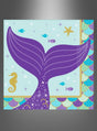 Verleihen Sie Ihrer nächsten Unterwasserwelt-Party einen Hauch von Magie mit diesen 16 Meerjungfrauen-Servietten (25 x 25 cm), die mit einer farbenfrohen Illustration einer violetten Meerjungfrauenflosse im Wasser verziert sind, umgeben von Fischen, einem Seepferdchen, einem Seestern, Blasen und einem bunten Rand mit Schuppenmuster.