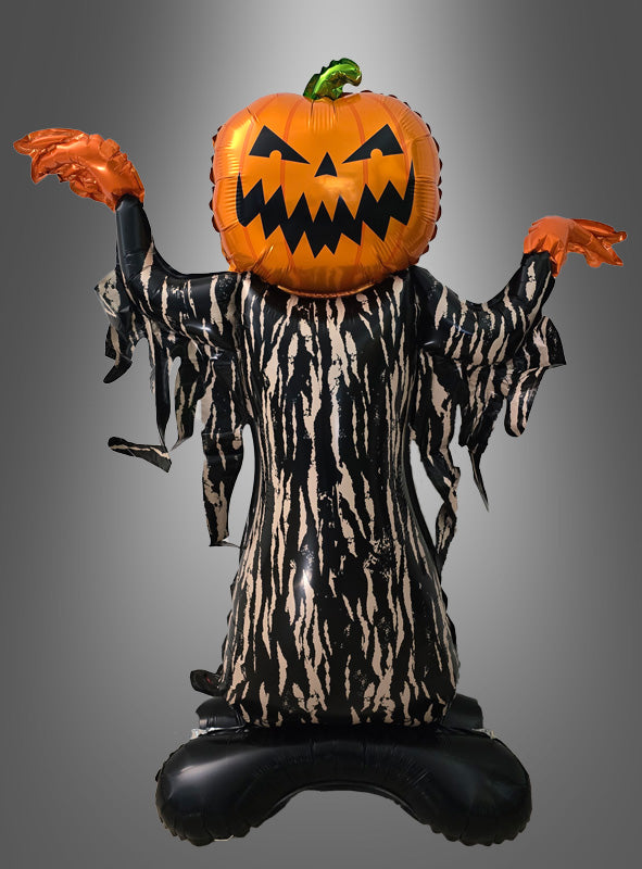 Der Halloween-Kürbis-Folienballon (88 cm) besticht durch eine auffällige aufblasbare Figur mit einem Kürbiskopf, einem schwarz-weiß gestreiften Körper und orangefarbenen Händen, die mit erhobenen Armen vor einem grauen Hintergrund mit Farbverlauf posiert – eine Blickfang-Dekoration, die in jeden Raum festliche Stimmung bringt.