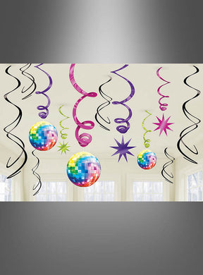 Das „Bunter Disco Party Swirl“-Dekoset mit 12 Teilen, bestehend aus farbenfrohen Discokugel- und Stern-Dekorationen in Lila, Pink, Grün und Schwarz, hängt von einer weißen Decke in einem hellen Raum herab – perfekt für die Dekoration einer Schlager-Disco-Party im Stil der 70er Jahre.