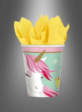 Ein 8er-Set „Einhorn“-Pappbecher (250 ml) mit Einhorn-Motiv, ideal für Kindergeburtstage, ist abgebildet, wobei die Becher vor einem grauen Hintergrund mehrere gelbe Servietten halten.