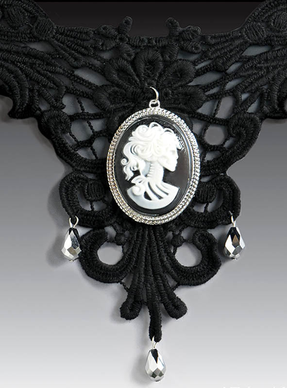 Gothic-Halsschmuck „Cameo mit Skelettgesicht“ – ein schwarzer Choker aus Spitze mit einem zentralen Cameo-Anhänger in Form eines Skelettgesichts, der durch drei herabhängende Kristalltropfen akzentuiert wird.