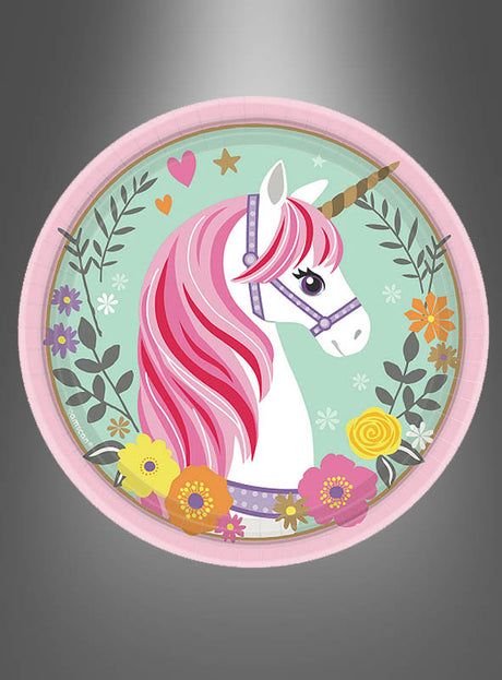 Ein Cartoon-Einhorn mit rosa Mähne und goldenem Horn ist auf den runden, pastellfarbenen „Kleinen Einhorn-Papptellern (8 Stück)“ von Blumen, Blättern und Herzen umgeben – perfekt als Einhorn-Partydeko für jeden Kindergeburtstag.