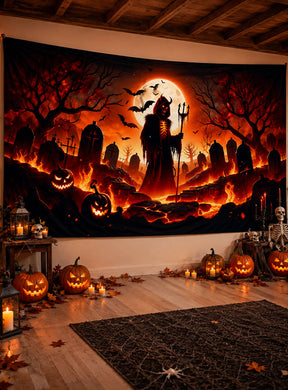 Ein Raum im Halloween-Stil mit geschnitzten Kürbissen, Kerzen und einem riesigen, 250 x 350 cm großen XXL-Wandteppich mit dem Motiv „Teufel in der Hölle“, auf dem ein Sensenmann, Grabsteine, Fledermäuse und eine feurige Höllenszene unter Vollmond zu sehen sind. Der waschbare Wandbehang verleiht der Dekoration in Kombination mit UV-aktiver Halloween-Dekoration einen gespenstischen Schimmer und macht die Atmosphäre noch unheimlicher.