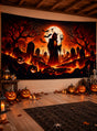 Ein Raum im Halloween-Stil mit geschnitzten Kürbissen, Kerzen und einem riesigen, 250 x 350 cm großen XXL-Wandteppich mit dem Motiv „Teufel in der Hölle“, auf dem ein Sensenmann, Grabsteine, Fledermäuse und eine feurige Höllenszene unter Vollmond zu sehen sind. Der waschbare Wandbehang verleiht der Dekoration in Kombination mit UV-aktiver Halloween-Dekoration einen gespenstischen Schimmer und macht die Atmosphäre noch unheimlicher.