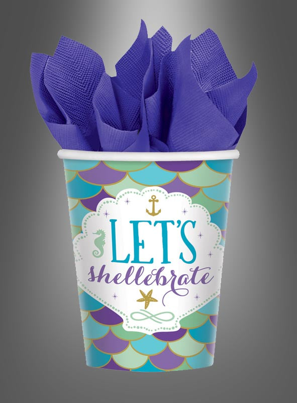 8 Pappbecher „Meerjungfrau“ (260 ml) mit schimmerndem Schuppenmuster und dem Aufdruck „LET’S shellebrate“ – die perfekte Meerjungfrau-Partydekoration und stilvolle Partyausstattung für jede zauberhafte Unterwasserfeier.
