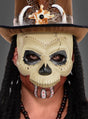 Eine Person, die die „Voodoo Maske Totenkopf für Damen und Herren“ trägt, mit aufgemalten Zähnen und Nähten, einem hohen Hut, der mit Hörnern und Federn verziert ist, Zöpfen und einer Perlenkette, vor einem schlichten grauen Hintergrund.