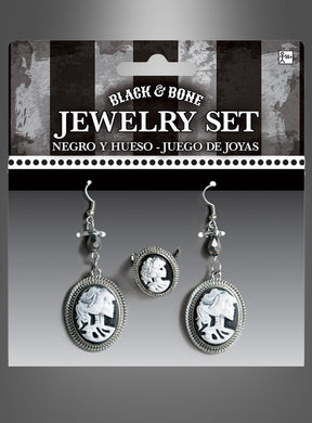 Das „Cameo Ohrringe und Ring Set Skelettdame“ umfasst ein Paar schwarz-weiße Ohrringe und einen passenden Ring, die jeweils mit dem Profil einer Skelettdame in einem ovalen Rahmen verziert sind. Das Set wird wunderschön in einer Markenverpackung präsentiert – eine perfekte Ergänzung für jedes viktorianische Schmuckset.