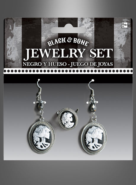 Das „Cameo Ohrringe und Ring Set Skelettdame“ umfasst ein Paar schwarz-weiße Ohrringe und einen passenden Ring, die jeweils mit dem Profil einer Skelettdame in einem ovalen Rahmen verziert sind. Das Set wird wunderschön in einer Markenverpackung präsentiert – eine perfekte Ergänzung für jedes viktorianische Schmuckset.