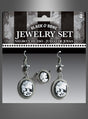 Das „Cameo Ohrringe und Ring Set Skelettdame“ umfasst ein Paar schwarz-weiße Ohrringe und einen passenden Ring, die jeweils mit dem Profil einer Skelettdame in einem ovalen Rahmen verziert sind. Das Set wird wunderschön in einer Markenverpackung präsentiert – eine perfekte Ergänzung für jedes viktorianische Schmuckset.