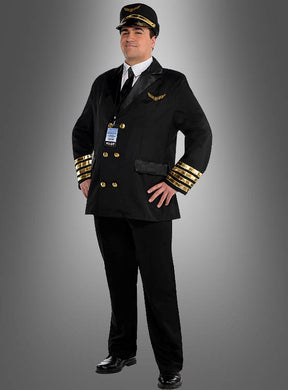 Eine Person steht mit dem Gesicht nach vorne und trägt das XXL-Pilotenkostüm in Übergröße, bestehend aus einer schwarzen Pilotenuniform mit Pilotenmütze, einer Jacke mit goldenen Streifen und einem gut sichtbaren Namensschild, vor einem grauen Hintergrund mit Farbverlauf. Dieses authentische Ensemble ist perfekt für alle, die ein Pilotenkostüm in Übergröße suchen.