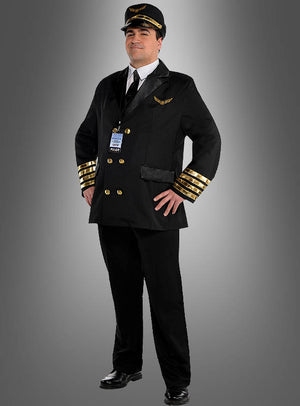 Eine Person steht mit dem Gesicht nach vorne und trägt das XXL-Pilotenkostüm in Übergröße, bestehend aus einer schwarzen Pilotenuniform mit Pilotenmütze, einer Jacke mit goldenen Streifen und einem gut sichtbaren Namensschild, vor einem grauen Hintergrund mit Farbverlauf. Dieses authentische Ensemble ist perfekt für alle, die ein Pilotenkostüm in Übergröße suchen.