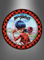 Dekoriere deinen Partytisch mit diesen 8 runden „Ladybug“-Papptellern (22,8 cm), auf denen Ladybug und Tikki aus „Miraculous Ladybug“ vor dem Eiffelturm abgebildet sind – ergänzt durch einen rot-schwarzen Polka-Dot-Rand: ein unverzichtbares Deko-Element für alle „Miraculous“-Fans.