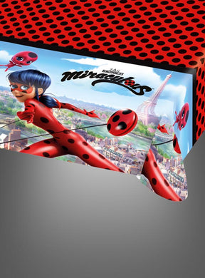 Ein Tisch, gedeckt mit der farbenfrohen „Ladybug“-Tischdecke (120 x 180 cm), auf der Ladybug neben dem Eiffelturm und der Pariser Skyline zu sehen ist, ist perfekt für jeden Fan und lässt sich wunderbar mit anderen „Ladybug“-Dekorationsartikeln kombinieren, um ein zauberhaftes Pariser Fest zu gestalten.
