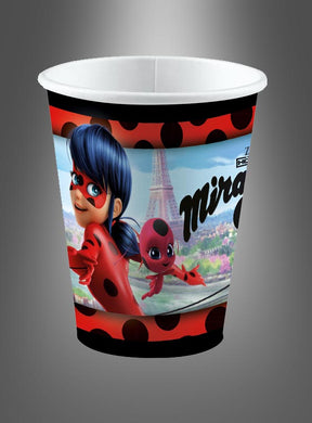 Der „Ladybug“-Pappbecher (250 ml) zeigt animierte Figuren in roten und schwarzen Kostümen vor dem Hintergrund des Eiffelturms und einer Stadtlandschaft. Dieser Becher eignet sich perfekt für Kindergeburtstagsfeiern und verbindet ein bezauberndes Design mit Marienkäfer-Motiv mit dem verspielten Stil des „Miraculous“-Pappgeschirrs.