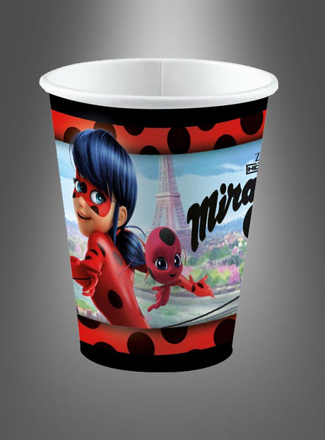 Der „Ladybug“-Pappbecher (250 ml) zeigt animierte Figuren in roten und schwarzen Kostümen vor dem Hintergrund des Eiffelturms und einer Stadtlandschaft. Dieser Becher eignet sich perfekt für Kindergeburtstagsfeiern und verbindet ein bezauberndes Design mit Marienkäfer-Motiv mit dem verspielten Stil des „Miraculous“-Pappgeschirrs.