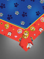 Blaue und rote „Paw Patrol“-Tischdecke mit den Gesichtern der Figuren, Pfotenabdrücken und Logos, an den Ecken teilweise umgeschlagen, auf grauem Hintergrund – perfekt für Ihre nächste „Paw Patrol“-Party.