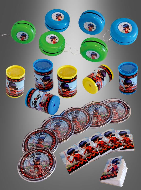 Wir stellen euch das „Ladybug“-Geschenkset vor – ein Sortiment an Partygeschenken für Kinder mit Jo-Jos, Behältern, runden Dosen und Karten. Jeder Artikel ist mit einer Superhelden-Figur aus der Zeichentrickserie in Rot und Schwarz auf einem stilvollen grauen Hintergrund mit Farbverlauf verziert und eignet sich somit perfekt als „Miraculous“-Fan-Geschenk für Kindergeburtstage bei jeder Feier.