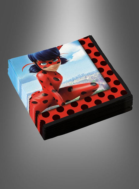 Eine Packung mit 20 Ladybug-Servietten (33 cm), auf denen jeweils eine Zeichentrickfigur in einem rot-schwarz gepunkteten Kostüm vor einem Stadtpanorama-Hintergrund abgebildet ist – ideal für „Miraculous“-Fans oder als perfekte Ergänzung für deine Ladybug-Geburtstagsfeier.