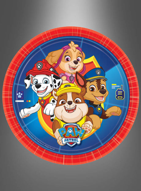 Acht runde „Paw Patrol“-Pappteller in Blau und Rot mit einem Durchmesser von jeweils 22,8 cm zeigen Marshall, Skye, Rubble und Chase lächelnd auf blauem Hintergrund mit rotem Rand und dem „Paw Patrol“-Logo unten – ideal für Ihre „Paw Patrol“-Dekoration oder als Teil Ihres „Paw Patrol“-Partyzubehörs.