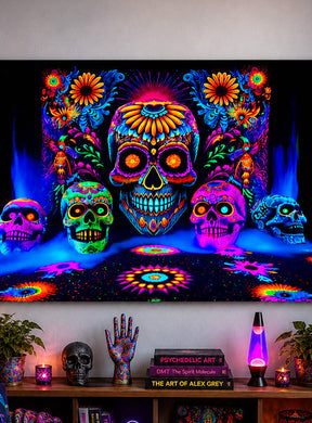 Als auffälliger Blickfang hängt das XXL-UV-Stoffbanner „Tag der Toten“ (250 × 350 cm, waschbar) mit einem leuchtenden Neon-Totenkopf-Motiv über einem Tisch, der mit einem Totenkopf, Topfpflanzen, einer Lavalampe, Büchern und einer dekorativen Hand geschmückt ist – die perfekte Schwarzlicht-Dekoration für Ihre Wand.
