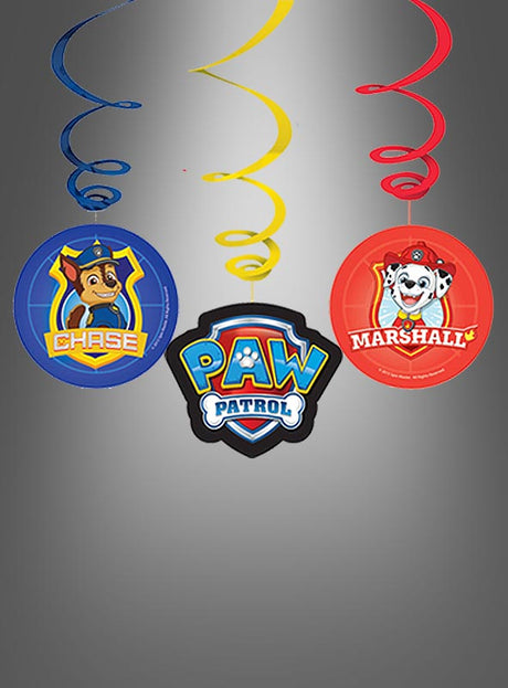 Sechs „Paw Patrol Swirl Deko“-Dekorationen (61 cm) mit Chase, Marshall und dem Paw Patrol-Logo hängen an blauen, gelben und roten spiralförmigen Bändern vor einem grauen Hintergrund – perfekt für jede Kindergeburtstagsfeier.