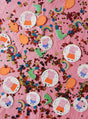 Verschiedene Peppa-Wutz- und Dinosaurier-Papierausschnitte, bunte Regenbögen und metallische Peppa-Wutz-Konfetti-Streuteile, die auf einem rosa Untergrund verstreut sind, sorgen für die perfekte Party-Stimmung. Diese verspielte Peppa-Pig-Tischdekoration wird durch glänzende Peppa-Wutz-Konfetti-Streuteile aufgepeppt und sorgt so für eine ausgelassene Feststimmung.