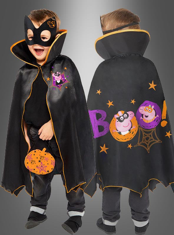 Ein Kind trägt den „Peppa Pig“-Halloween-Umhang, ein Set aus Umhang und Maske, das mit Motiven des Zeichentrickschweins, leuchtend orangefarbenen Verzierungen und dem auffälligen Schriftzug „BOO!“ auf der Rückseite verziert ist – ein bezauberndes Kinder-Halloween-Kostüm, das von Peppa Pig inspiriert ist und hier vor einem grauen Hintergrund abgebildet ist.